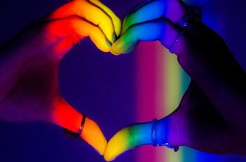 Bild mit Händen in Regenbogenfarben