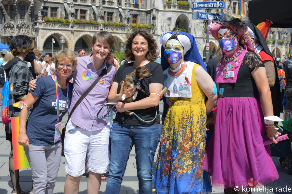 Susi Hillebrand, Miriam Vath, Diana Horn-Greif und Hund Emmy gemeinsam mit zwei Schwestern der perpetuellen Indulgenz